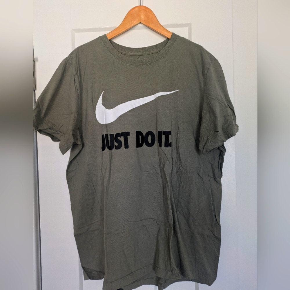 Nike Men's Olive Green T-Shirt